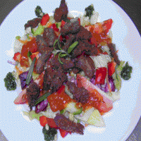 Šviežių daržovių salotos su karšta traškia jautienos filė ir pomidoriniu alyvų aliejaus užpilu