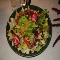 Šviežių daržovių salotos su kalafiorais, spanguolėmis ir saldrūgščiu alyvų aliejaus užpilu